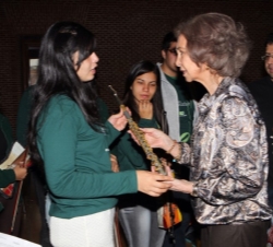 Su Majestad la Reina conversa con una de las jóvenes músicos de la Orquesta de Instrumentos Reciclados de Cateura
